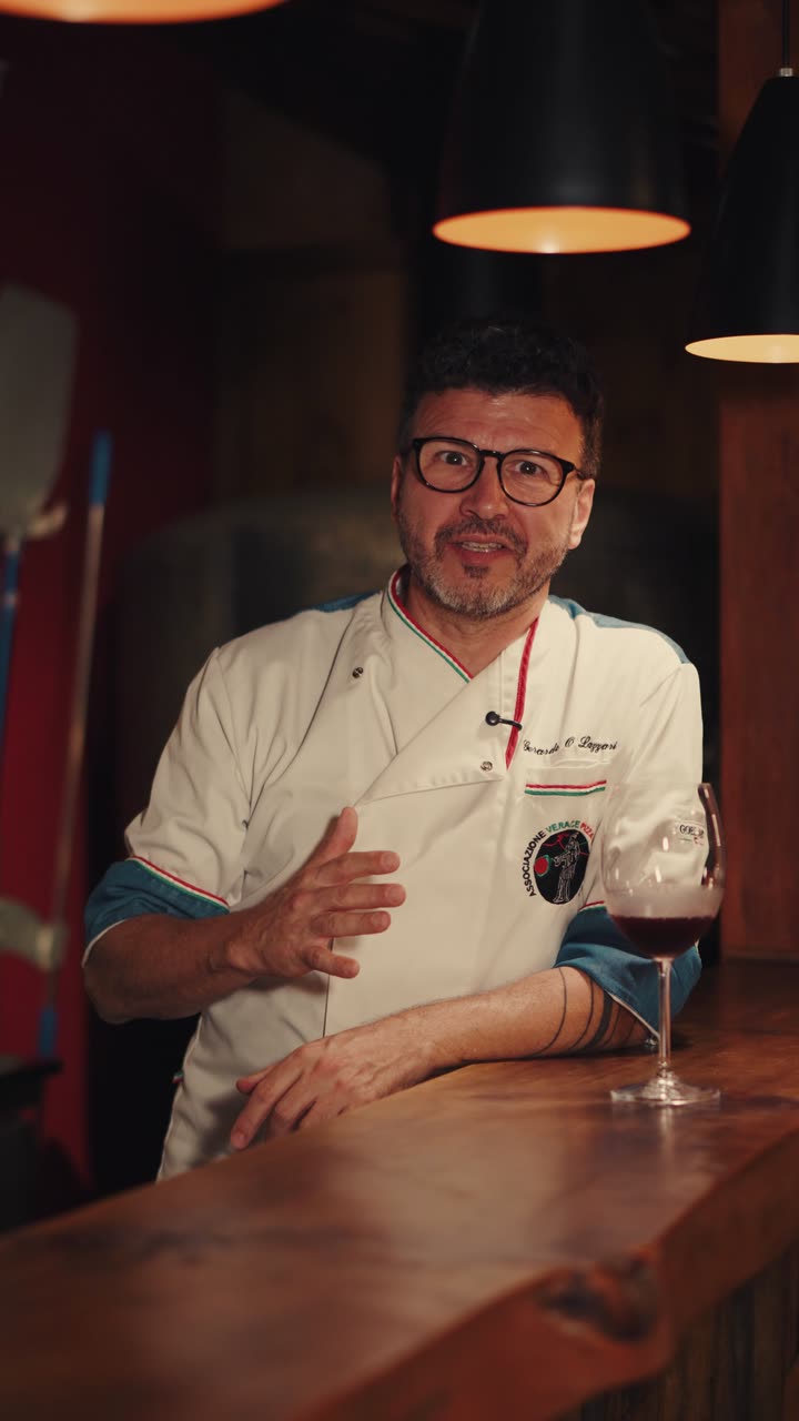 Gerardo Lazzari, no balcão da pizzaria, conta a história da pizza napolitana.