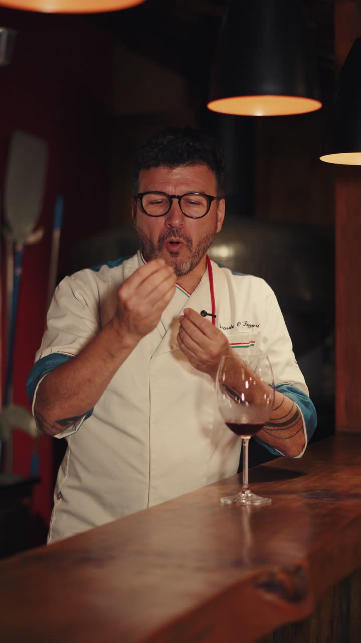Gerardo Lazzari, sentado diante do forno aceso, fala sobre o que diferencia a pizza napoletana.